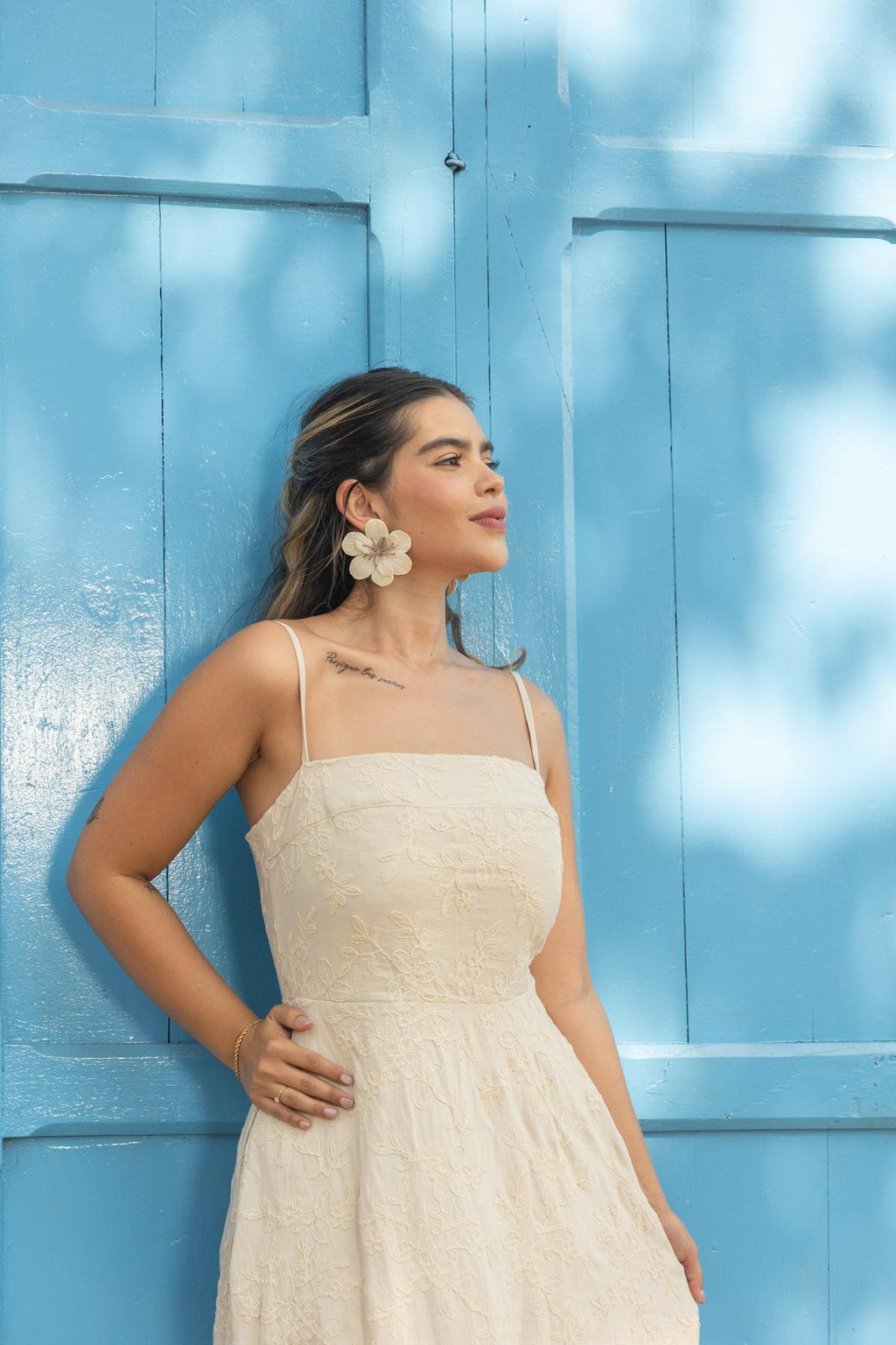 VESTIDO SERAFINA LINO BORDADO KAKI
